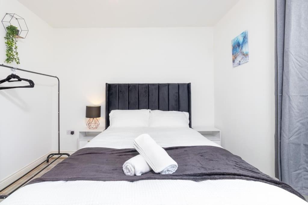 Nuneaton Retreat - City Centre - Parking - Train Екстериор снимка