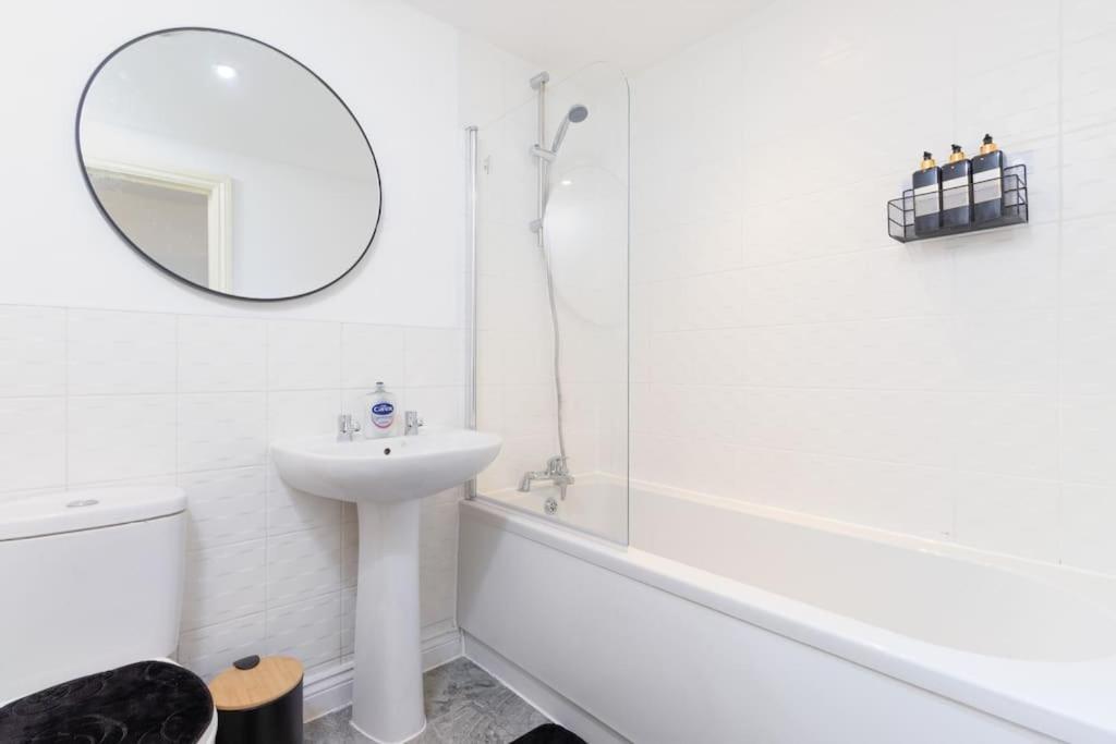 Nuneaton Retreat - City Centre - Parking - Train Екстериор снимка